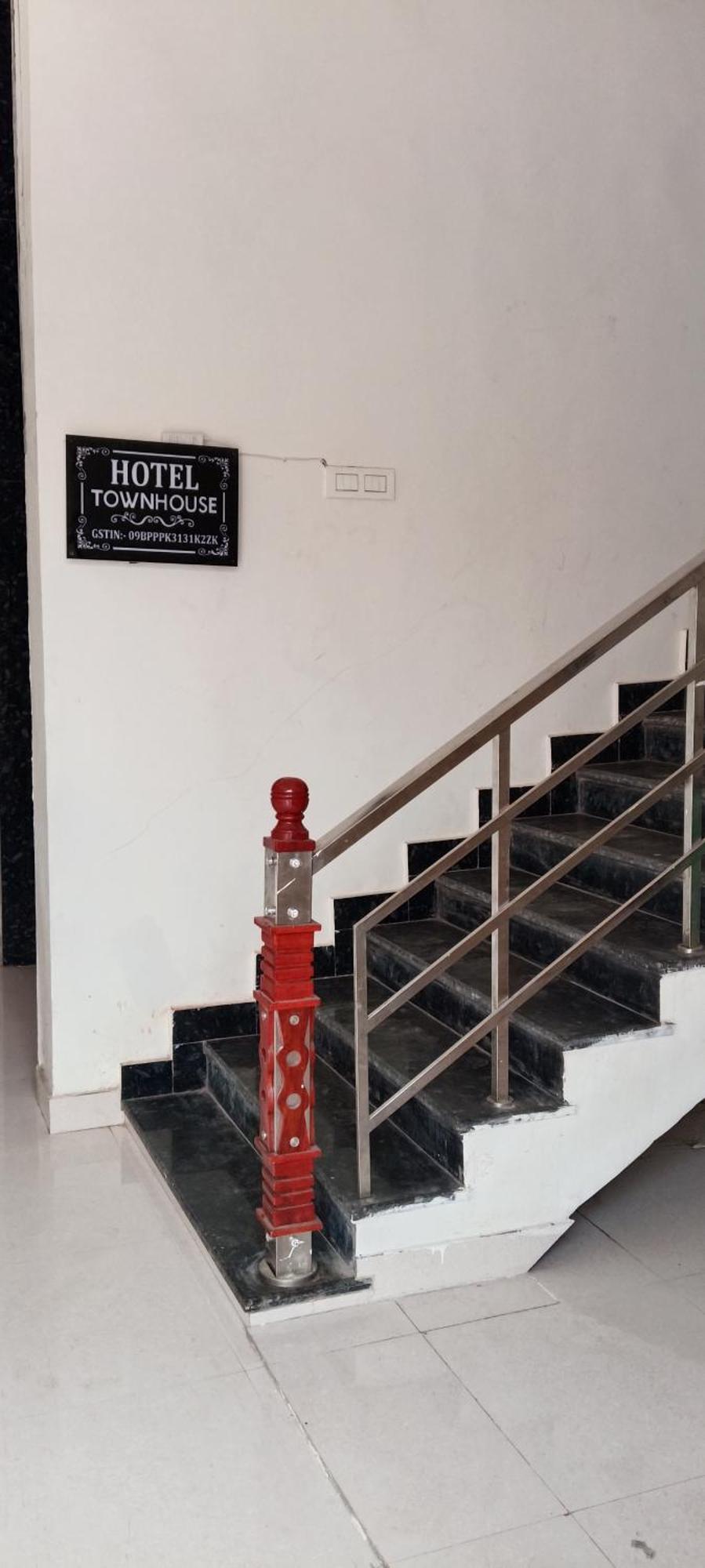 Hotel Blue Heaven Oyotownhouse Ghaziabad Exterior foto